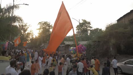 Hindu-Anhänger,-Die-Während-Der-Religiösen-Ram-Rath-Prozession-Anlässlich-Des-Jährlichen-Festivals-Von-Ram-Navmi-Eine-Religiöse-Safranflagge-Veranstalten