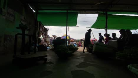 Innenansicht-Von-Der-Rückseite-Des-Ladens,-In-Dem-Waren-Verkauft-Werden,-Mit-Silhouetten-Von-Menschen-Im-Vordergrund-In-Bangladesch