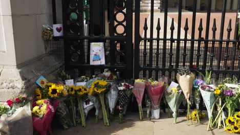 Floral-Tributes-For-Death-Of-Queen-Elizabeth-II-At-Buckingham-Palace-Gates