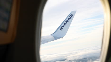 Ryanair-Flugzeugflügel-über-Den-Wolken,-Die-Während-Des-Fluges-Durch-Das-Fenster-Gesehen-Wurden---Pov