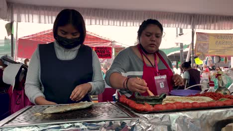 Aufnahme-Von-Frauen,-Die-Traditionelle-Quesadillas-In-Mexiko-Stadt-Zubereiten