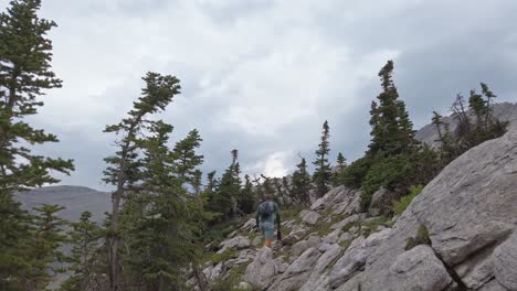 Wanderer,-Der-Den-Berg-Hinaufging,-Enthüllte-Rockies-Kananaskis-Alberta-Kanada