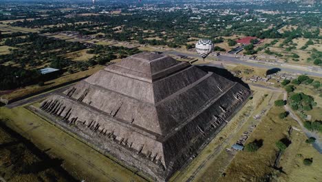 Balloon-tour-flying-over-the-Teotihuacan-Pyramid,-in-sunny-San-Juan,-Mexico---Aerial-view