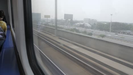Blick-Auf-Einen-Vorort-In-Der-Nähe-Von-Bangkok-Außerhalb-Des-Fensters-Während-Der-Flughafen-skytrain-bahnverbindung-Vom-Flughafen