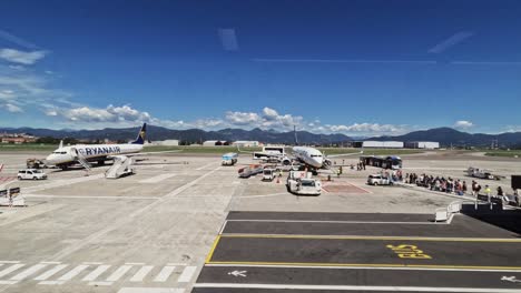 Timelapse-of-passengers-boarding-and-disembarking-from-Ryanair-planes-at-Bergamo-Airport,-Italy