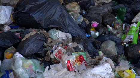 Abfälle,-Die-Außerhalb-Einer-Abfallverarbeitungsanlage-Aufgehäuft-Werden,-Bevor-Sie-Zum-Recycling-Verarbeitet-Werden