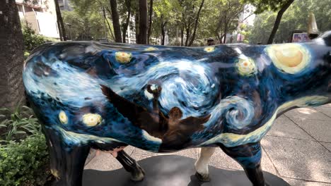 shot-of-street-art-with-cows-painted-on-the-street-representing-the-angel-of-independence