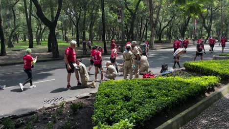 Schuss-Einer-Gruppe-Von-Läufern-Aus-Mexiko-Stadt,-Die-Grundlegende-Medizinische-Hilfe-Erhalten
