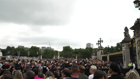 People-gathering-at-Buckingham-palace-after-death-of-queen-Elizabeth-II