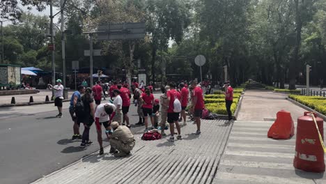 Aufnahme-Einer-Gruppe-Von-Läufern-Des-Marathons-In-Mexiko-Stadt,-Die-Grundlegende-Medizinische-Hilfe-Erhalten