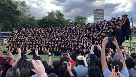 Toma-En-Cámara-Lenta-De-Estudiantes-De-La-Unam-Celebrando-Su-Graduación-En-La-Ciudad-De-México