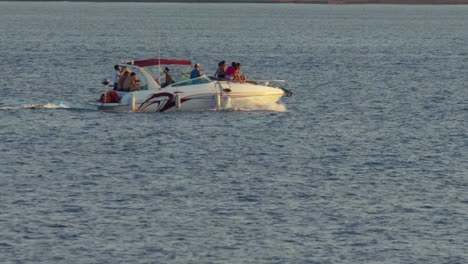 Friends-driving-a-motor-boat-for-fun-on-Paranoa-Lake-Brasilia,-Brazil