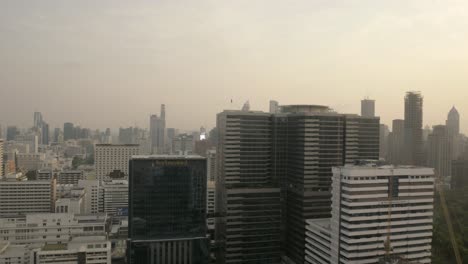 Blick-Auf-Die-Skyline-Von-Bangkok-Mit-Hochhaus-Im-Sonnenuntergang
