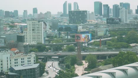 Vista-De-La-Vía-Expresa-En-El-Centro-De-La-Ciudad-De-Bangkok-Con-Cartelera