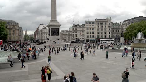 Menschen,-Die-Auf-Dem-Trafalgar-Square-Hinübergehen-Und-Fotos-Machen
