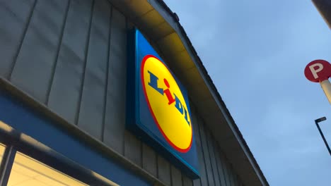 Close-up-sign-Lidl-supermarket-and-discount-store-in-London,-England