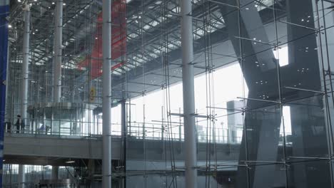 Blick-In-Die-Abflughalle-Des-Flughafens-Suvarnabhumi-Mit-Passagieren-Im-Flughafenterminal