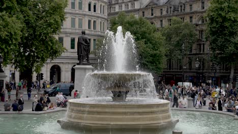 Fuente-De-Trafalgar-Square-Y-Estatua-De-Henry-Havelock,-Londres,-Inglaterra
