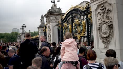 Menschenmassen-Warten-Vor-Den-Toren-Des-Buckingham-Palace-Nach-Dem-Tod-Von-Königin-Elizabeth-II