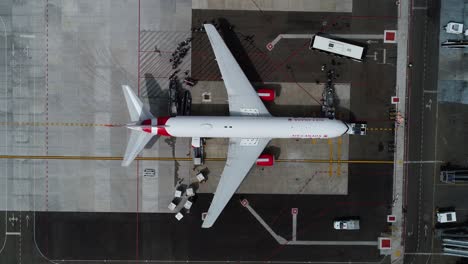 Flughafenpassagiere-Und-Gepäck-Beim-Einsteigen-In-Ein-Outdoor-flugzeug---Vogelperspektive,-Luftaufnahme