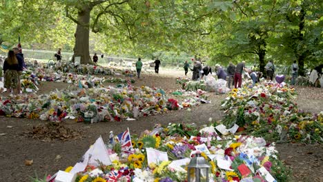 Floral-Bouquet-Tributes-At-Green-Park-For-Queen-Elizabeth-II
