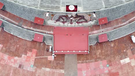 Top-down-aufnahme-über-Das-Universitäts-olympiastadion-Der-Unam,-Mit-Blick-Auf-Die-Wandmalerei-Von-Diego-Rivera,-Die-Tribünen-Und-Das-Feld-In-Mexiko-stadt