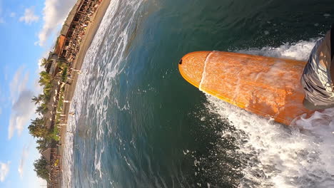 Vertikale-Aufnahme-Eines-Surfers-Auf-Einem-Gelben-Surfbrett,-Der-In-Richtung-Strand-Surft