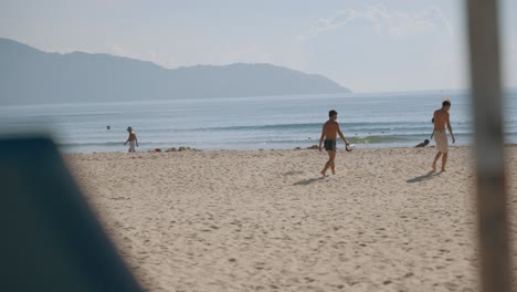 Ein-Tag-Am-Schönen-Sonnigen-Da-Nang-Strand