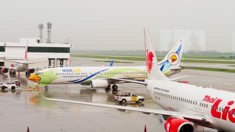 Die-Boeing-737-Von-Nok-Air-Wird-Am-Flughafen-Donmuang,-Bangkok,-Thailand,-Zurückgeschoben-Und-Gestartet