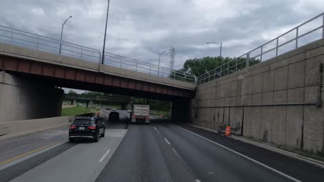 Pov:-Lkw-Fährt-Unter-Verschiedenen-Brücken-In-Chicago,-Illinois