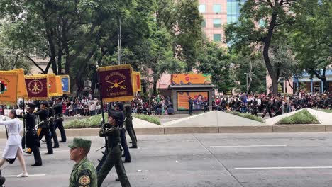 Toma-En-Cámara-Lenta-Del-Cuerpo-De-Fuerza-Aérea-Del-Ejército-Mexicano-Durante-El-Desfile-Militar-En-La-Avenida-Del-Paseo-De-La-Reforma-En-La-Ciudad-De-México