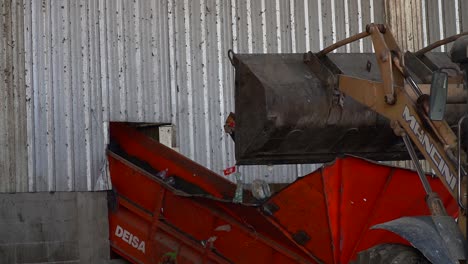 Bulldozer,-Der-Abfall-Auf-Ein-Förderband-In-Einer-Abfallverarbeitungsanlage-Kippt