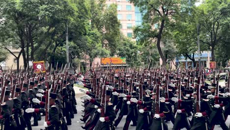Tiro-A-Cámara-Lenta-Del-Cuerpo-De-Espadachines-Del-Ejército-Mexicano-Durante-El-Desfile-Militar-En-La-Avenida-Del-Paseo-De-La-Reforma-En-La-Ciudad-De-México