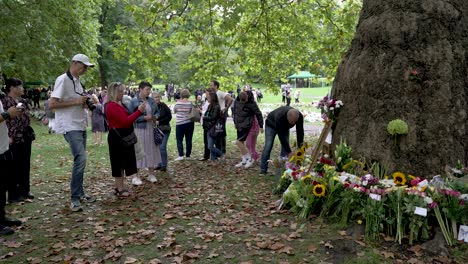 People-bringing-flowers-in-memory-of-queen-Elizabeth-II-in-green-park