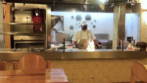 Zeitlupenaufnahme-Eines-Kochs,-Der-Tacos-In-Mexiko-Stadt-Zubereitet