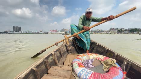 Boatman-rowing-boat-at-Buriganga-river