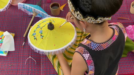 Niños-Aprendiendo-A-Pintar-Sombrillas-De-Papel-En-El-Festival-De-Paraguas-De-Indonesia