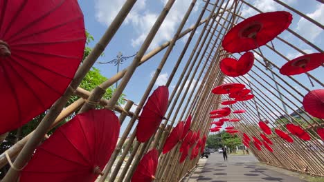 Die-Dekoration-Des-Indonesischen-Regenschirmfestivals,-Das-In-Pura-Mangkunegaran-Stattfindet,-Verwendet-Rote-Regenschirme