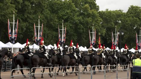 Household-Cavalry-Mounted-Regiment-Riding-Along-Constitution-Hill-Outside-Buckingham-Palace-After-Death-Of-Queen-Elizabeth-II-Along-Constitution-Hill