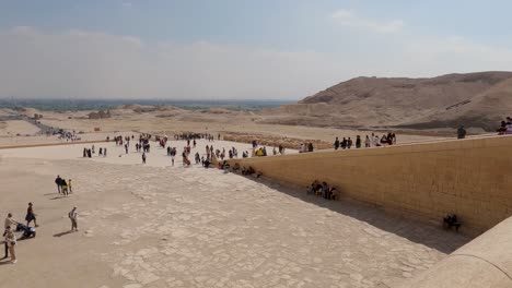 Personas-Que-Visitan-El-Templo-Mortuorio-De-Hatshepsut,-Frente-A-La-Ciudad-De-Luxor,-Egipto