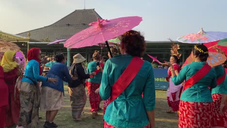 Die-Aufregung-Des-Indonesischen-Regenschirmfestivals-Im-Pura-Mangkunegaran