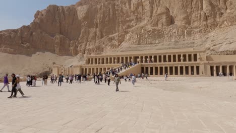 Crowd-of-tourists-visiting-The-mortuary-temple-of-Hatshepsut,-opposite-Luxor-city,-Egypt
