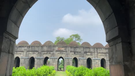Hermoso-Pavimento-Verde-Dentro-De-La-Mezquita-De-12-Puertas-También-Conocida-Como-Baro-Shona-Masjid-Situada-En-Gour,-Bengala-Occidental,-India