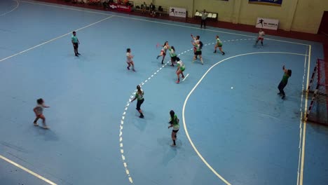 Statische-Aufnahme-Begeisterter-Mädchenmannschaften,-Die-Handballspiele-Auf-Dem-Regulären-Blauen-Platz-In-Paraguay-Spielen