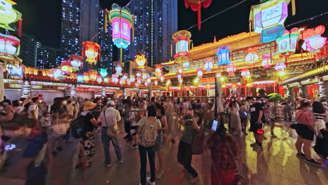 Night-time-lapse-of-Mid-Autumn-Festival-at-Wong-Tai-Sin-Temple,-Hong-Kong