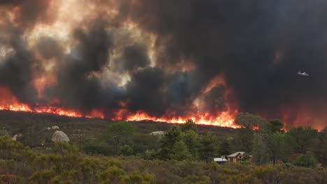 Horrible-Incendio-Forestal-En-California,-EE.UU.,-Llamas-Masivas,-Humo-Oscuro-Y-Avión-De-Bomberos-Volando-Sobre-El-Fuego-Y-La-Casa