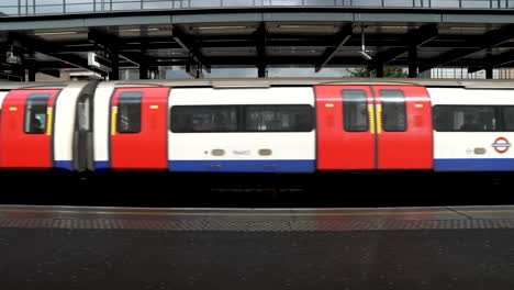 Wembley-Park-Underground-Jubilee-Line-Pasando-A-La-Derecha-En-Londres,-Reino-Unido