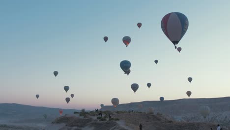 Heißluftballons,-Die-Zur-Blauen-Stunde-In-Den-Morgenhimmel-Kappadokiens-Aufsteigen