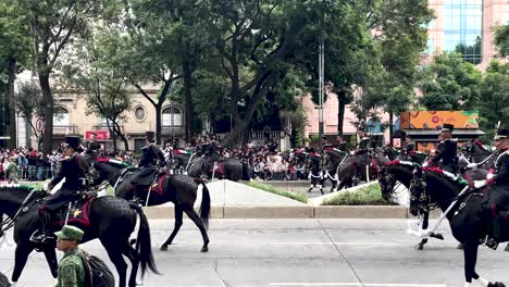 Toma-En-Cámara-Lenta-Del-Pelotón-Del-Ejército-Mexicano-A-Caballo-Durante-El-Desfile-Militar