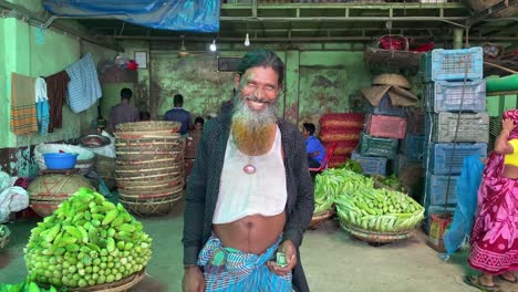 Bärtiger-Alter-Zigeuner,-Der-Auf-Einem-Gemüsemarkt-In-Bangladesch-Lächelt